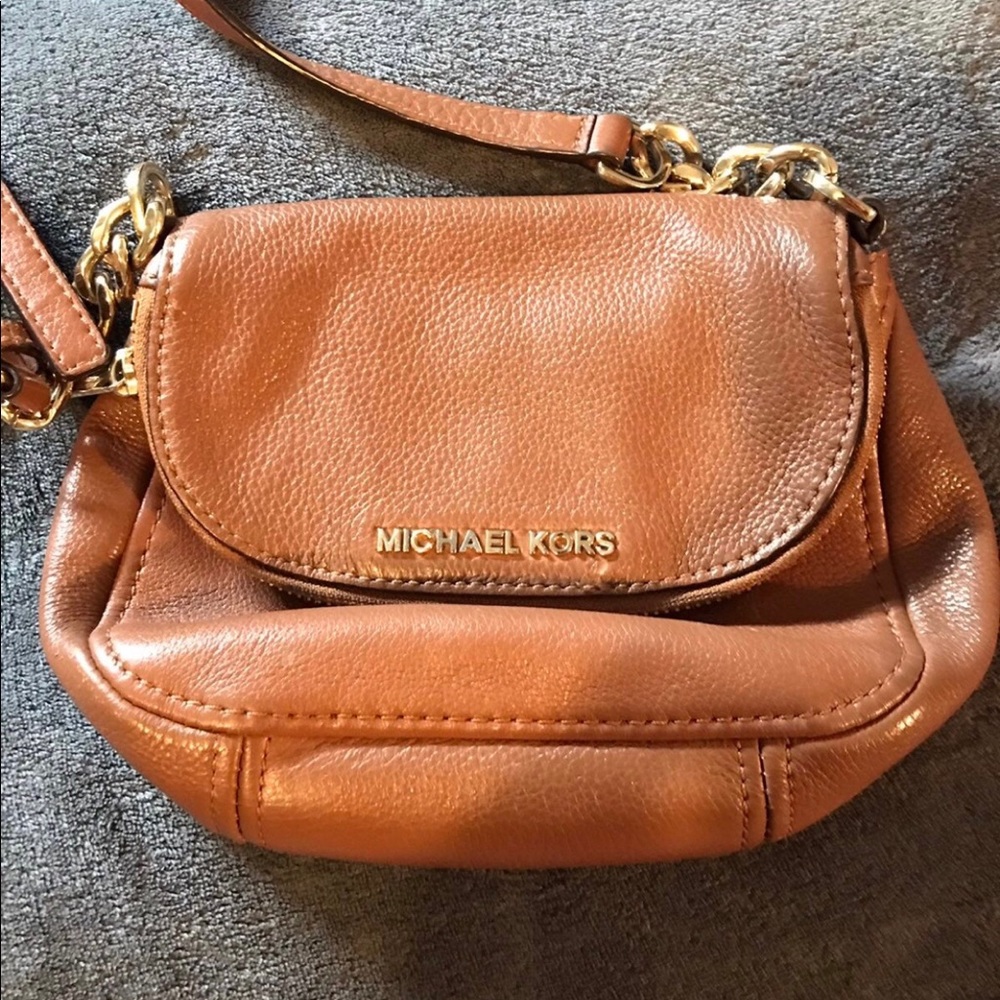 Michael kor small leather purse.